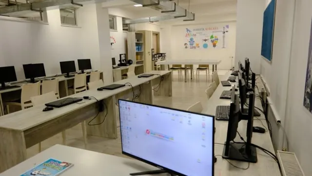 Bilişim teknolojileri atölyesinde bilgisayar sıraları