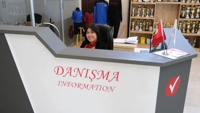 Okul girişindeki danışma bankosu