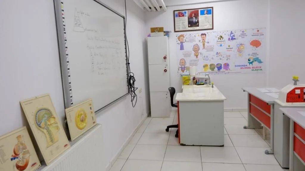 Bilim Ovası Okulları öğrencileri fen laboratuvarında deney yaparken