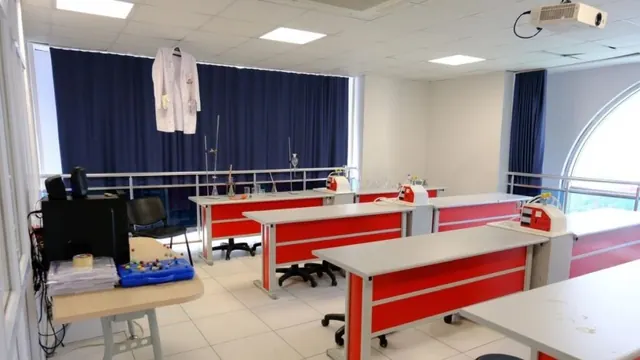 Fen laboratuvarında mikroskop çalışması