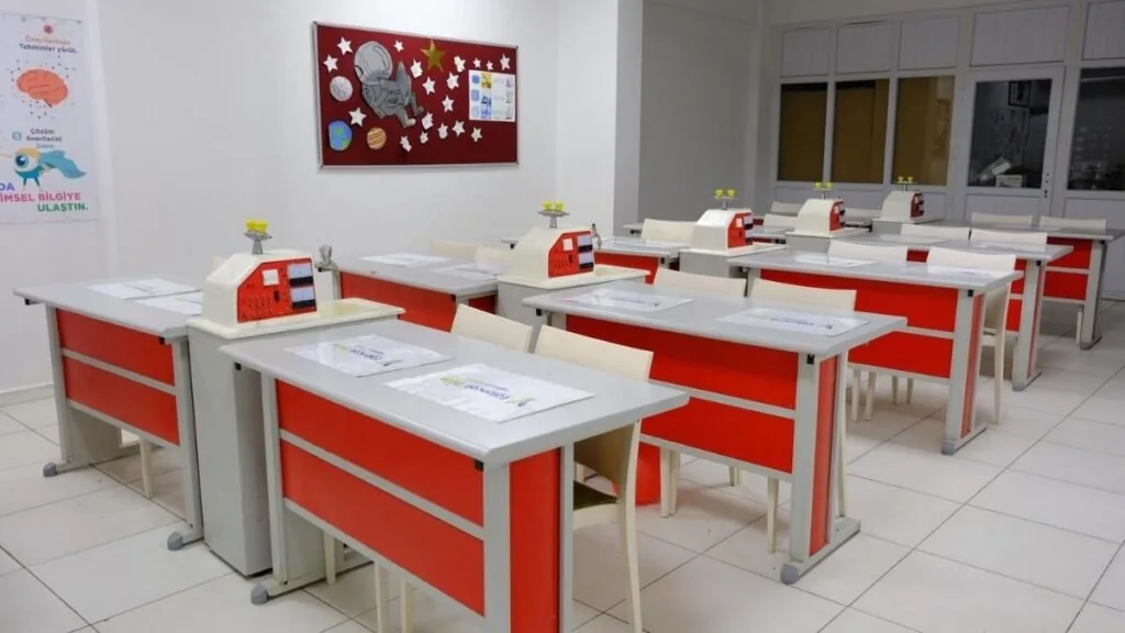Fen bilimleri laboratuvarında deney yapan öğrenciler