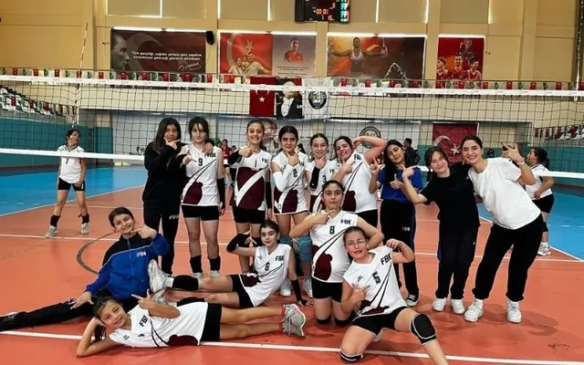Filede Muhteşem Zafer! Küçük Kız Voleybol Takımımızdan Galibiyet!