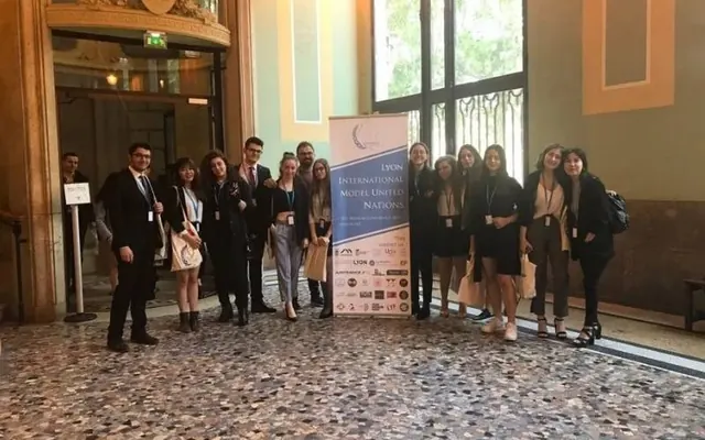 MUN Kulübü öğrencileri konferansta delege rolünde