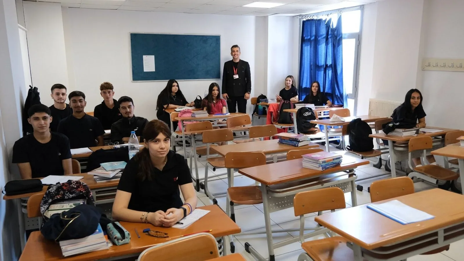 Fen Lisesi öğrencileri sınıfta ders çalışırken