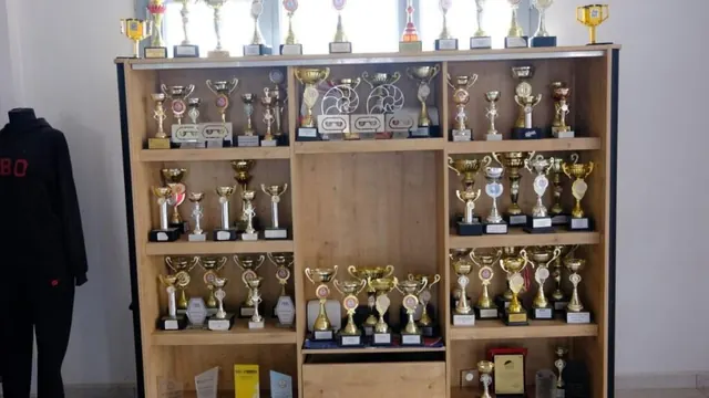 Öğrenci başarı ödüllerinin sergilendiği vitrin