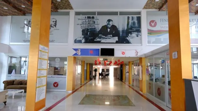 Okul binasının aydınlık iç koridoru