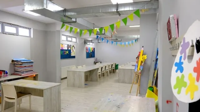 Resim atölyesinde boyama çalışması