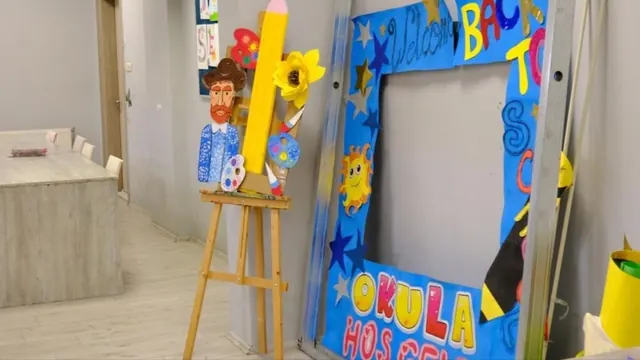 Resim atölyesinde şövaleler ve öğrenci resimleri