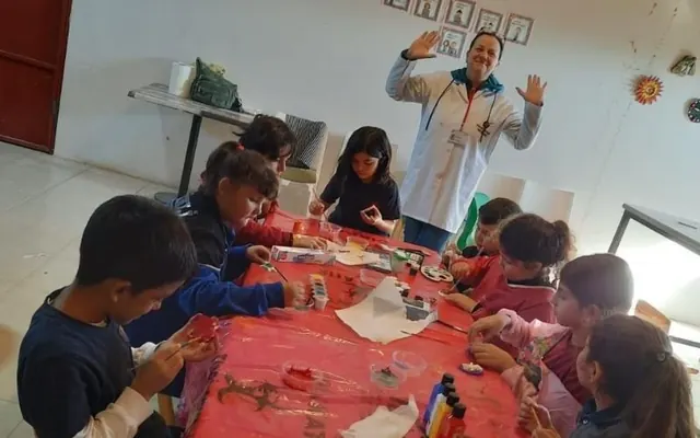 Küçük Sanatçılar İş Başında: Seramik Atölyesinde Renklendirme Heyecanı!